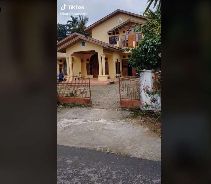 Tajir Melintir Sejak Dulu! 10 Potret Rumah Mewah Fuji di Kampung yang Baru Terungkap