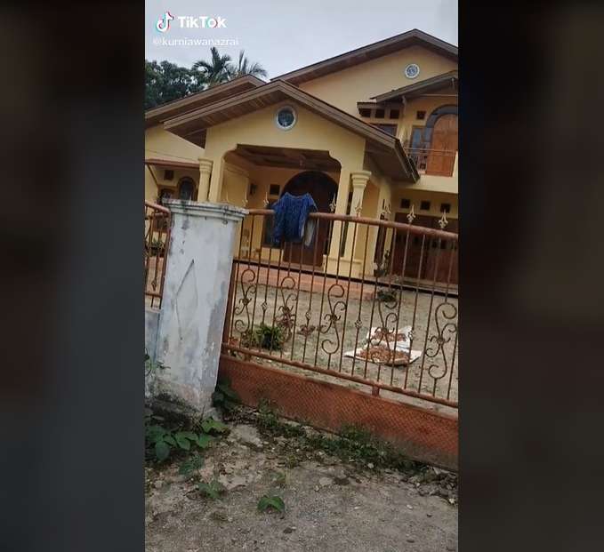 Tajir Melintir Sejak Dulu! 10 Potret Rumah Mewah Fuji di Kampung yang Baru Terungkap