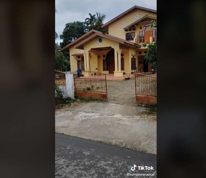 Tajir Melintir Sejak Dulu! 10 Potret Rumah Mewah Fuji di Kampung yang Baru Terungkap