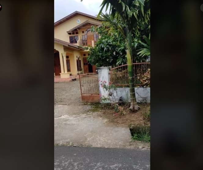 Tajir Melintir Sejak Dulu! 10 Potret Rumah Mewah Fuji di Kampung yang Baru Terungkap