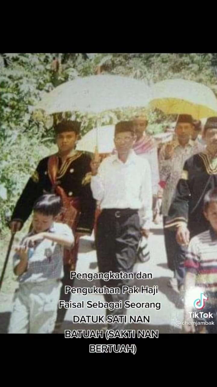 6 Potret Lawas Ayah Fuji Diberi Gelar Datuk Sati Nan Batuah, Bukan Orang Sembarangan!