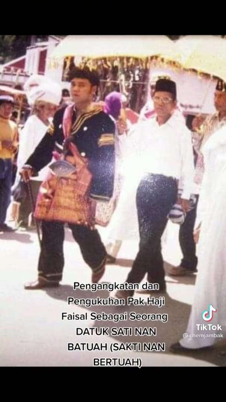 6 Potret Lawas Ayah Fuji Diberi Gelar Datuk Sati Nan Batuah, Bukan Orang Sembarangan!