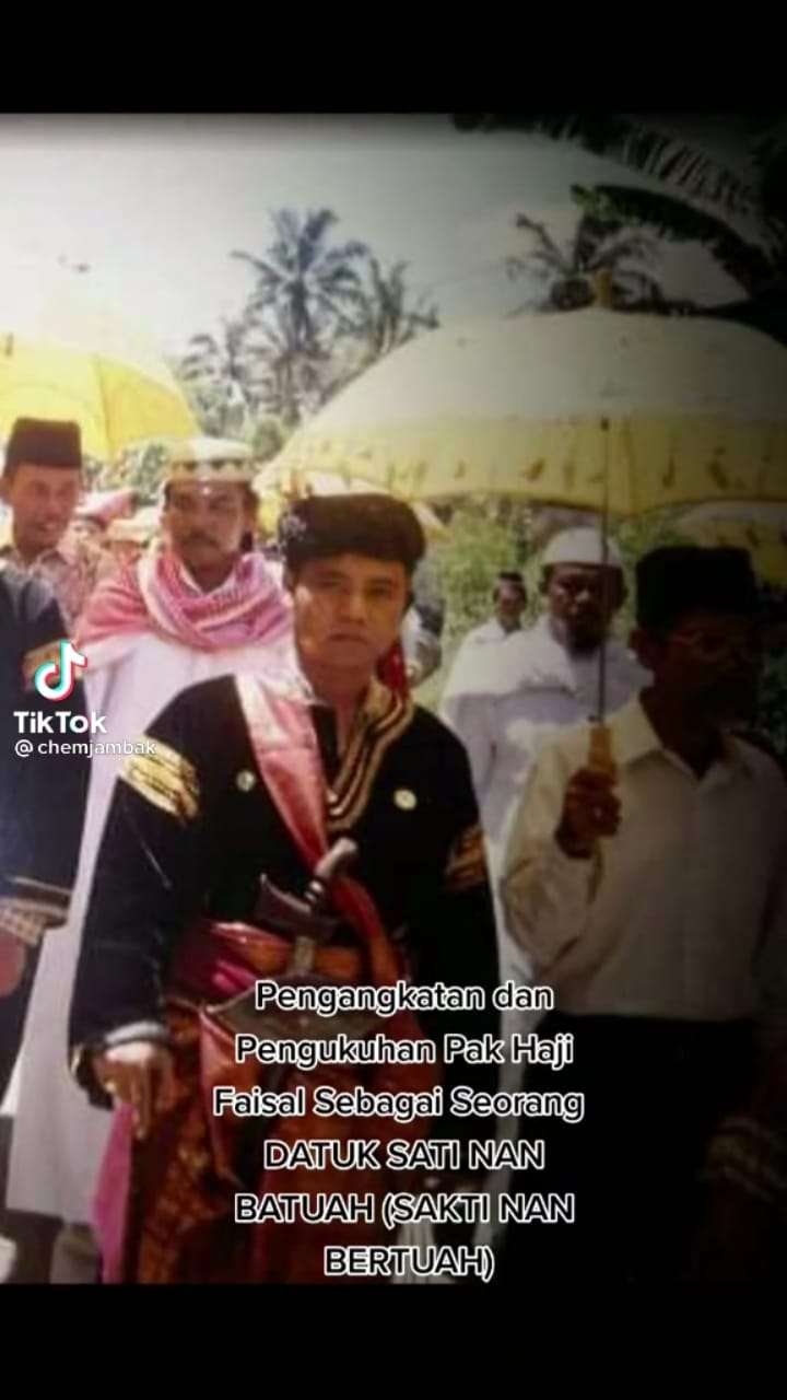 6 Potret Lawas Ayah Fuji Diberi Gelar Datuk Sati Nan Batuah, Bukan Orang Sembarangan!