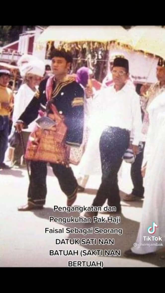 6 Potret Lawas Ayah Fuji Diberi Gelar Datuk Sati Nan Batuah, Bukan Orang Sembarangan!