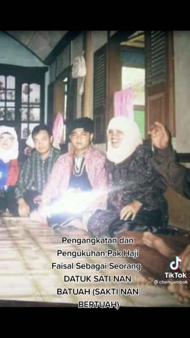 6 Potret Lawas Ayah Fuji Diberi Gelar Datuk Sati Nan Batuah, Bukan Orang Sembarangan!