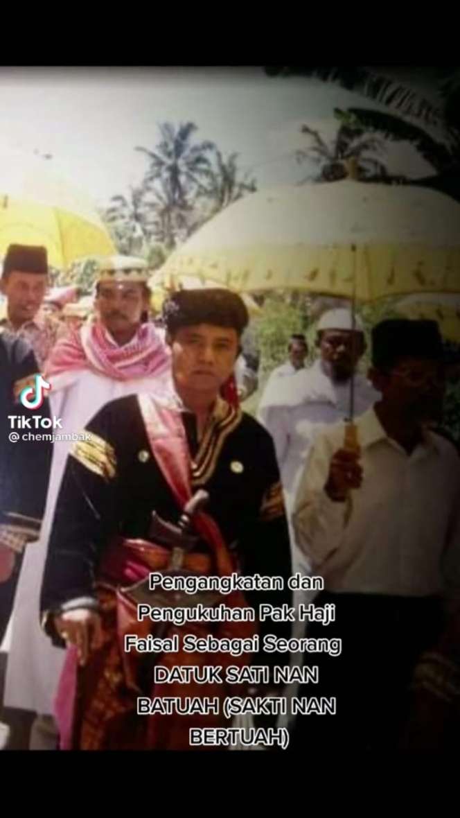 6 Potret Lawas Ayah Fuji Diberi Gelar Datuk Sati Nan Batuah, Bukan Orang Sembarangan!