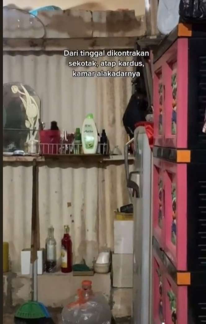 Wanita Ini Sukses Bikin Rumah Untuk Orantuanya, Dulu Tinggal di Rumah Beratap Kardus
