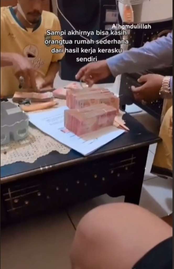 Wanita Ini Sukses Bikin Rumah Untuk Orantuanya, Dulu Tinggal di Rumah Beratap Kardus