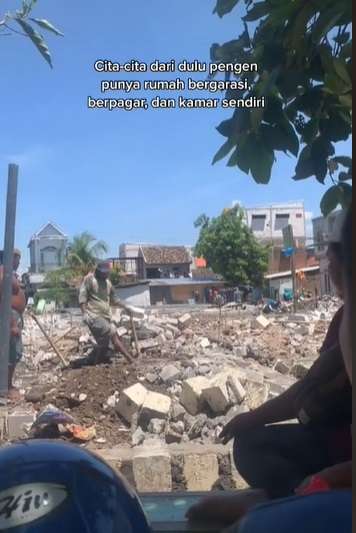 Wanita Ini Sukses Bikin Rumah Untuk Orantuanya, Dulu Tinggal di Rumah Beratap Kardus
