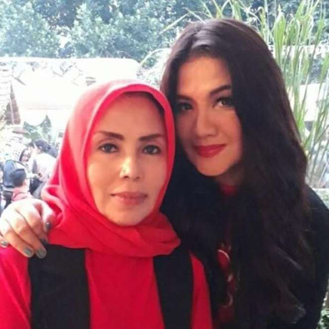 Ingat Ibu Tiri Zaenab ‘Si Doel Anak Sekolahan’? Lihat 8 Potretnya Seakan Menolak Tua di Usia 59 Tahun