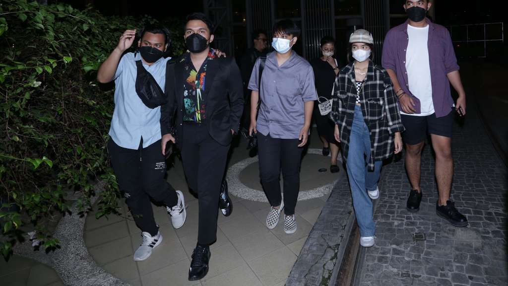 Gaya Pacaran Thariq Halilintar dan Fuji Nonton di Bioskop
