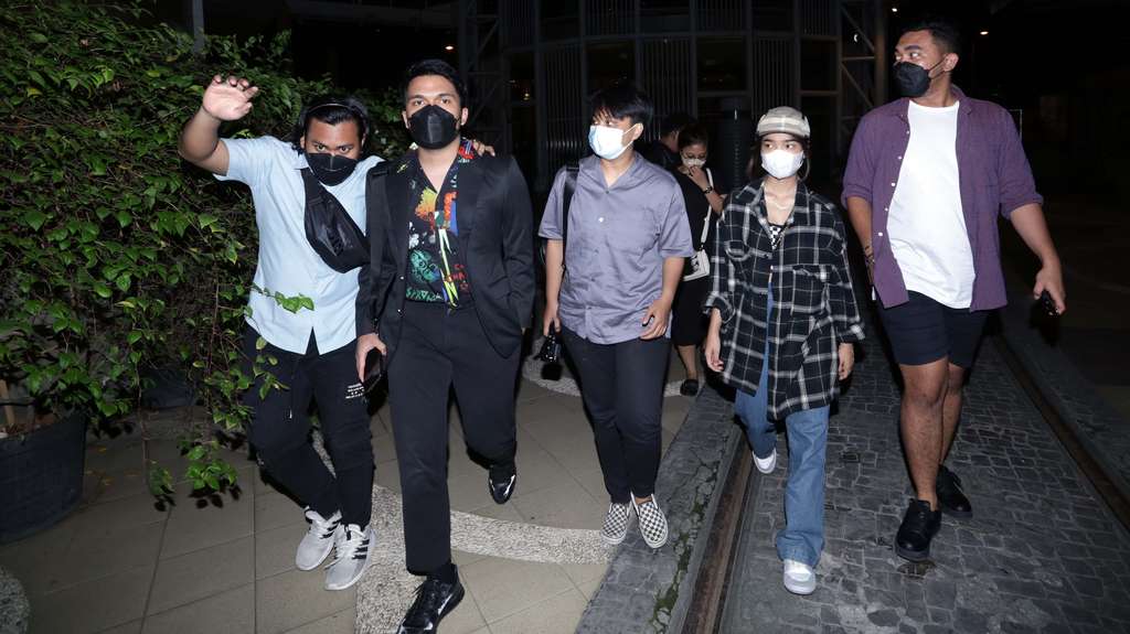 Gaya Pacaran Thariq Halilintar dan Fuji Nonton di Bioskop