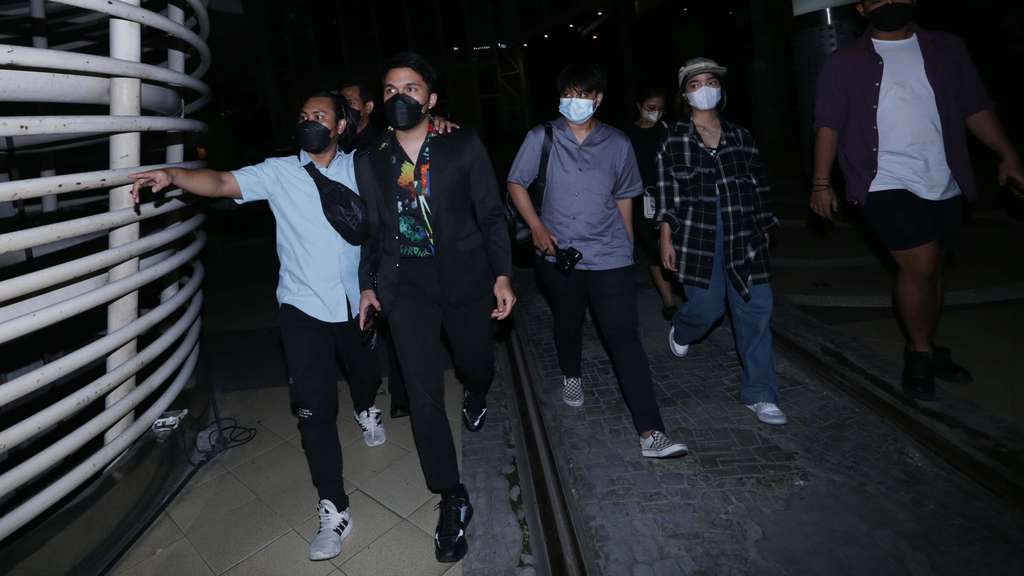 Gaya Pacaran Thariq Halilintar dan Fuji Nonton di Bioskop