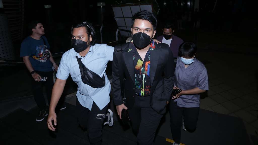 Gaya Pacaran Thariq Halilintar dan Fuji Nonton di Bioskop