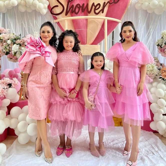 Gaya ‘Mewah’ 10 Artis Hadiri Baby Shower Aurel Hermansyah, Busana Lesty Kejora Jadi Sorotan!
