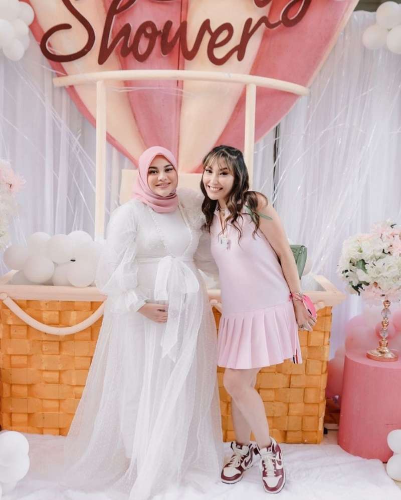 Gaya ‘Mewah’ 10 Artis Hadiri Baby Shower Aurel Hermansyah, Busana Lesty Kejora Jadi Sorotan!