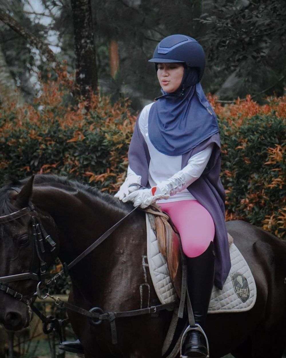 Adu Gaya 5 Artis Berhijab Saat Berkuda, Siapa Paling Stylish?