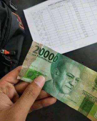 10 Cara Nyeleneh Benerin Uang Robek Ini Malah Bikin Ngakak!
