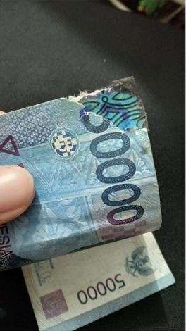 10 Cara Nyeleneh Benerin Uang Robek Ini Malah Bikin Ngakak!