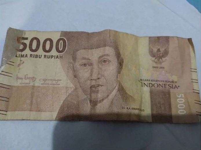 10 Cara Nyeleneh Benerin Uang Robek Ini Malah Bikin Ngakak!