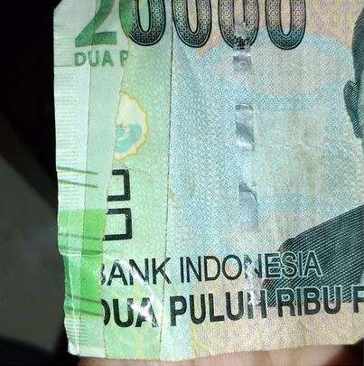 10 Cara Nyeleneh Benerin Uang Robek Ini Malah Bikin Ngakak!