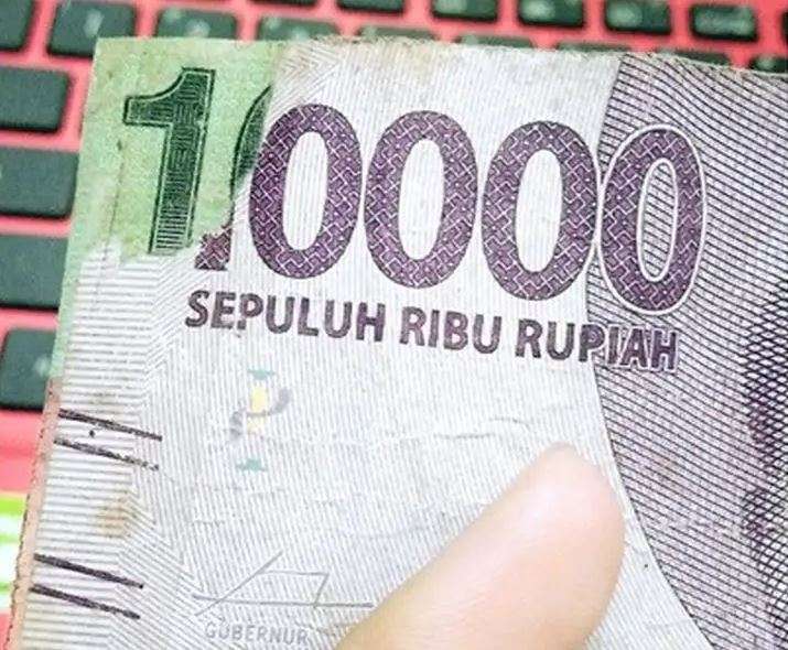 10 Cara Nyeleneh Benerin Uang Robek Ini Malah Bikin Ngakak!