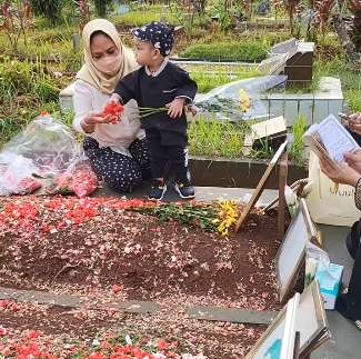 10 Potret Gala Sky Pertama Kali Ziarah ke Makam Vanessa Angel-Bibi, Sorot Matanya Bikin Haru!