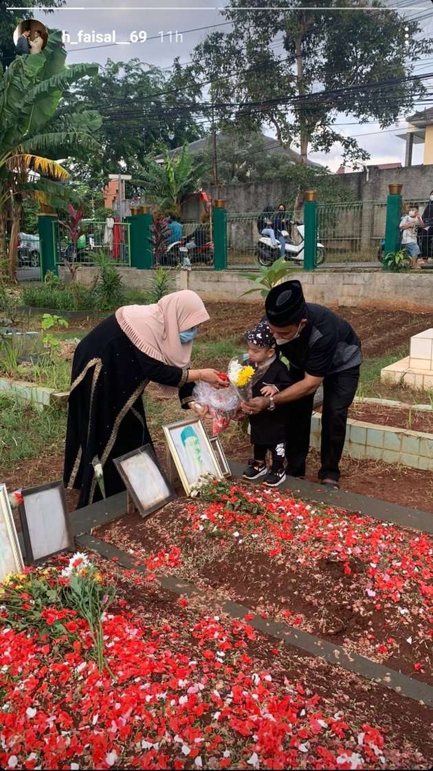 10 Potret Gala Sky Pertama Kali Ziarah ke Makam Vanessa Angel-Bibi, Sorot Matanya Bikin Haru!