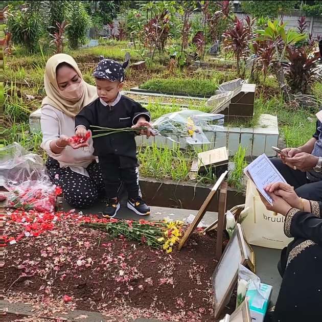 10 Potret Gala Sky Pertama Kali Ziarah ke Makam Vanessa Angel-Bibi, Sorot Matanya Bikin Haru!