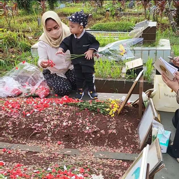10 Potret Gala Sky Pertama Kali Ziarah ke Makam Vanessa Angel-Bibi, Sorot Matanya Bikin Haru!