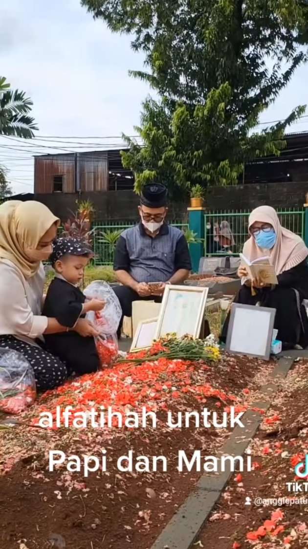 10 Potret Gala Sky Pertama Kali Ziarah ke Makam Vanessa Angel-Bibi, Sorot Matanya Bikin Haru!