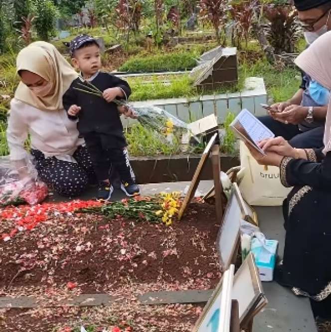 10 Potret Gala Sky Pertama Kali Ziarah ke Makam Vanessa Angel-Bibi, Sorot Matanya Bikin Haru!