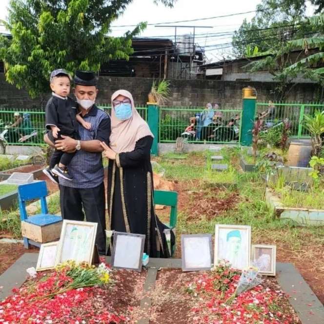 10 Potret Gala Sky Pertama Kali Ziarah ke Makam Vanessa Angel-Bibi, Sorot Matanya Bikin Haru!