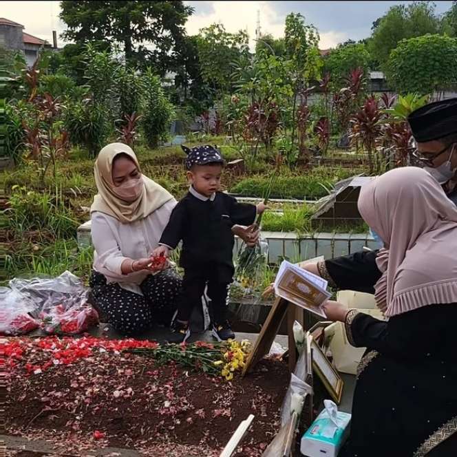 10 Potret Gala Sky Pertama Kali Ziarah ke Makam Vanessa Angel-Bibi, Sorot Matanya Bikin Haru!