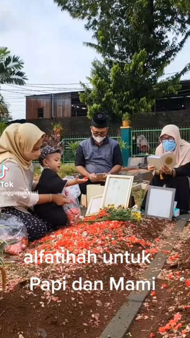 10 Potret Gala Sky Pertama Kali Ziarah ke Makam Vanessa Angel-Bibi, Sorot Matanya Bikin Haru!
