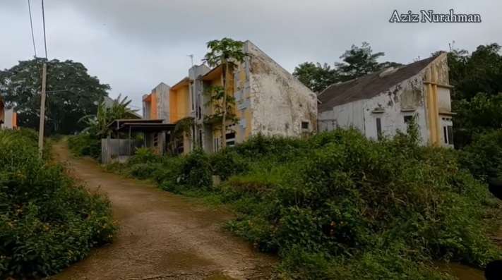 Potret 28 Rumah Mewah Terbengkalai, Penampakannya Bikin Merinding!