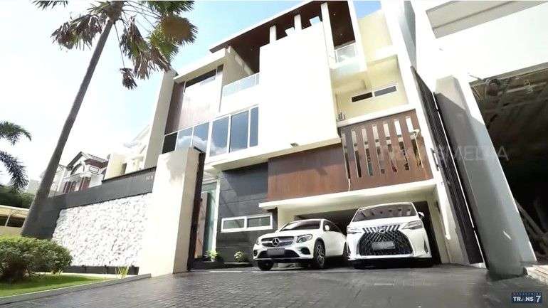 10 Potret Rumah Klaviera Stephanie Si ‘Princess Pantai Indah Kapuk’, Megah Bak Istana!