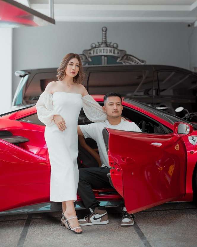 10 Foto Transformasi Tom Liwafa ‘Crazy Rich Surabaya’, Dari Penjual Stiker Kini Jadi Sultan!