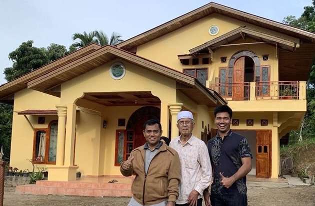 10 Potret Rumah Orangtua Artis di Kampung, Milik Ayah Fuji Ternyata ‘Sultan’ Mewah Banget!