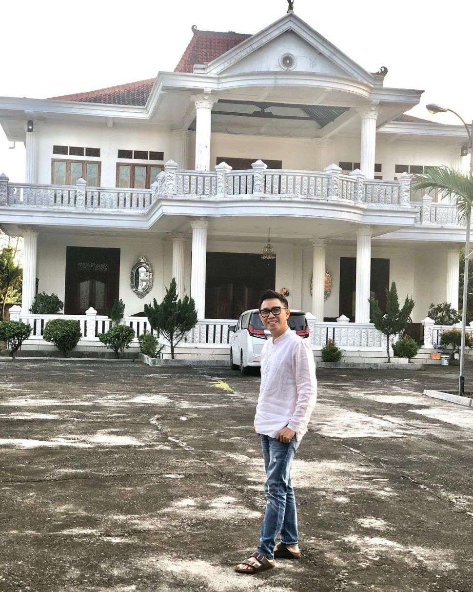 10 Potret Rumah Orangtua Artis di Kampung, Milik Ayah Fuji Ternyata ‘Sultan’ Mewah Banget!