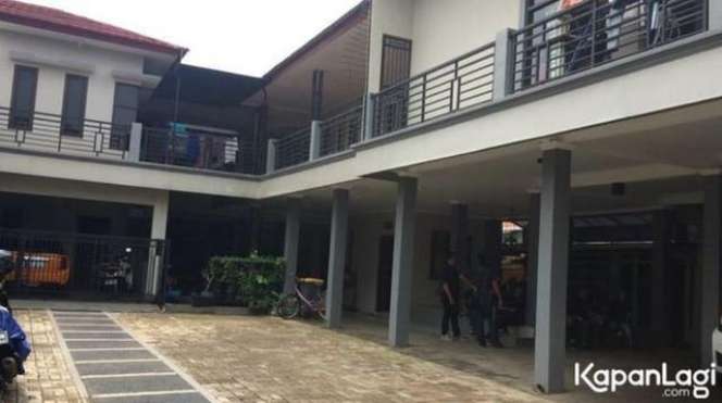 10 Potret Rumah Orangtua Artis di Kampung, Milik Ayah Fuji Ternyata ‘Sultan’ Mewah Banget!
