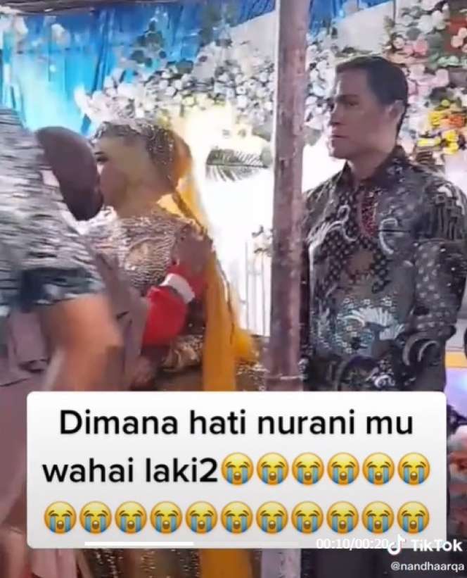 Pengantin Wanita Ini Ditinggal Calon Suami di Hari Pernikahan, Potretnya Saat Terima Tamu Bikin Pilu!