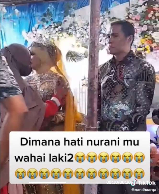 Pengantin Wanita Ini Ditinggal Calon Suami di Hari Pernikahan, Potretnya Saat Terima Tamu Bikin Pilu!