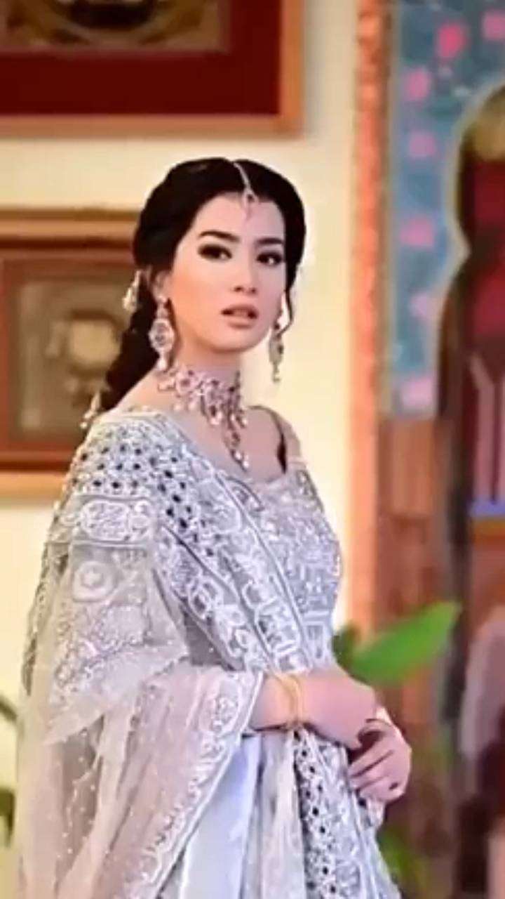 5 Potret Bunga Zainal Bergaya ala Pengantin India, Malah Disebut Mirip Song Hye Kyo! 
