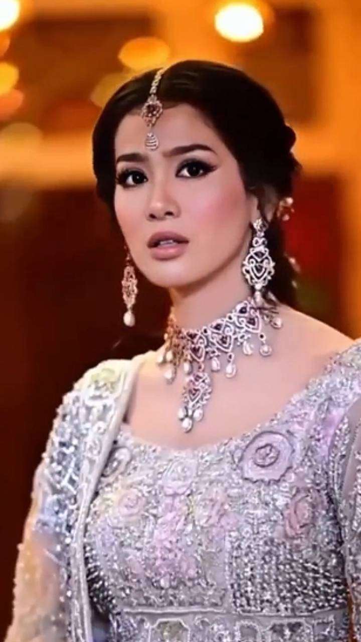 5 Potret Bunga Zainal Bergaya ala Pengantin India, Malah Disebut Mirip Song Hye Kyo! 