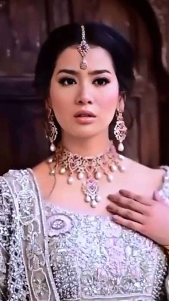 5 Potret Bunga Zainal Bergaya ala Pengantin India, Malah Disebut Mirip Song Hye Kyo! 