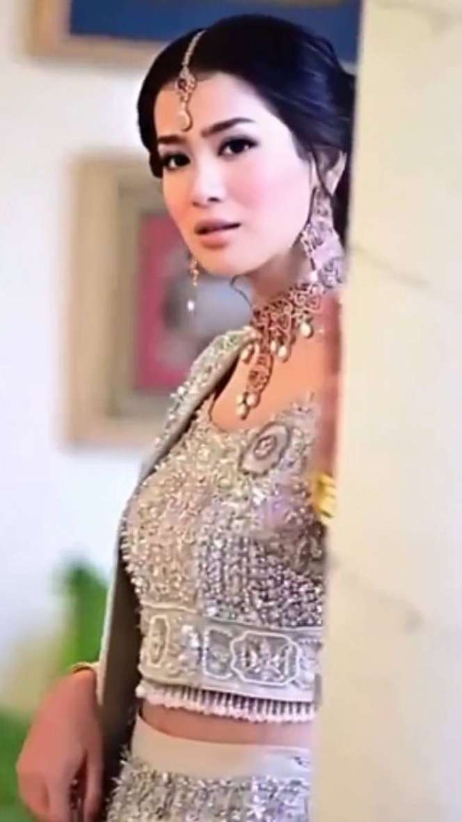 5 Potret Bunga Zainal Bergaya ala Pengantin India, Malah Disebut Mirip Song Hye Kyo! 