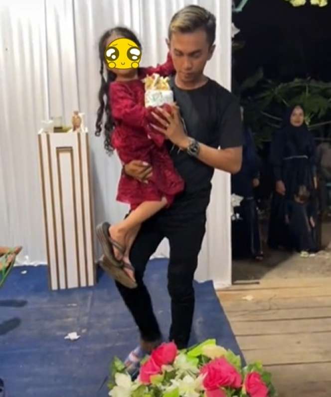 Momen Pria Gendong Anak Hadiri Pernikahan Mantan Istri, Sikapnya Banjir Pujian!