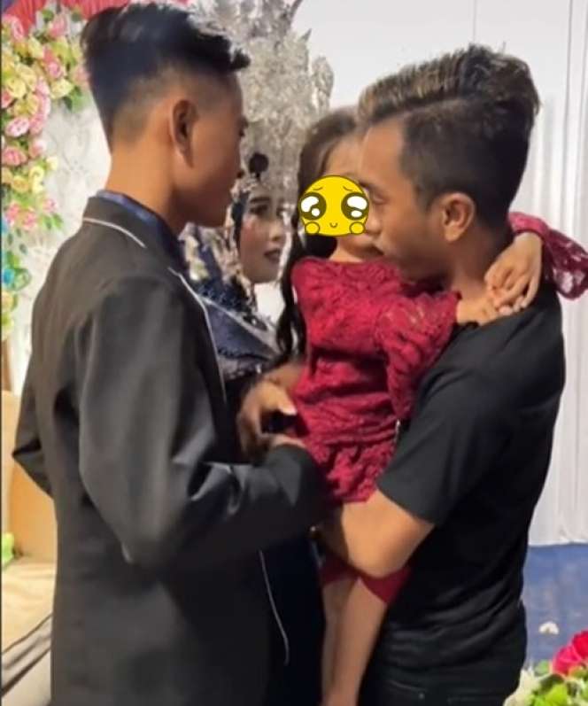 Momen Pria Gendong Anak Hadiri Pernikahan Mantan Istri, Sikapnya Banjir Pujian!