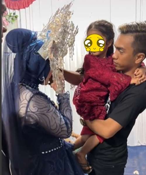 Momen Pria Gendong Anak Hadiri Pernikahan Mantan Istri, Sikapnya Banjir Pujian!